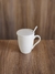 Taza de cerámica con tapa y cuchara