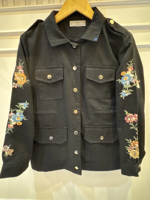 Campera con bordado floral y texto
