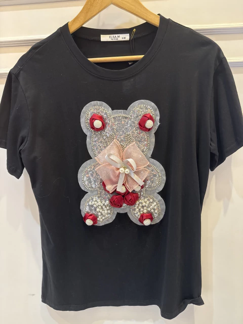Remera con aplique oso bordado