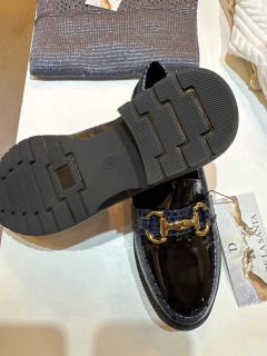 Mocasines con detalle metálico en internet
