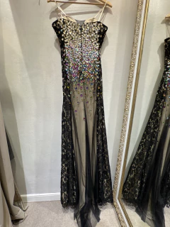 Vestido largo con pedrería y encaje en internet