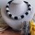 Colar miçangas preto e branco 40 cm