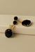 Brinco Onix com detalhe em flor