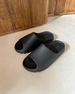 YEEZY SLIDE "ONYX" en internet