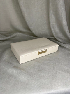 CAIXA COM REVESTIMENTO EM PU NUDE E DOURADO P