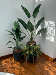 Vaso Cilíndrico De Chão Em Polietileno Chumbo E Perna De Madeira - P na internet