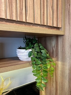 VASO EM CIMENTO NATURE WAVES COM FOLHAGEM PENDENTE PERMANENTE - loja online