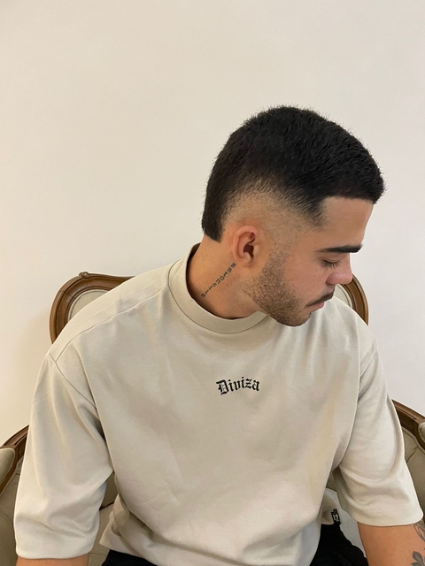 CAMISETA COM GOLA ELEGANCE