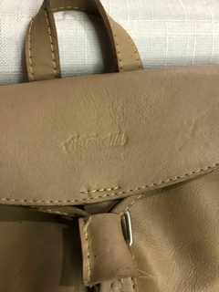 MOCHILA DE COURO ANTONELLA - BEGE - Newold Aquisição Brechó RJ