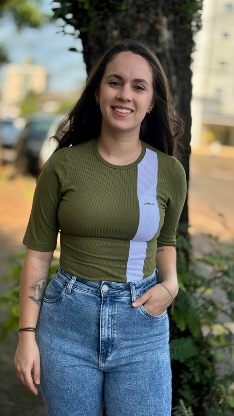 BLUSA CANELADA PREMIUM VERDE COM FAIXA BRANCA MANGA CURTA