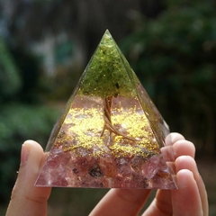 Pirâmide de orgonite geradora de energia - peça decorativa e de meditação - LionCat Store
