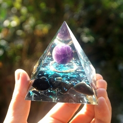 Pirâmide de orgonite geradora de energia - peça decorativa e de meditação - comprar online