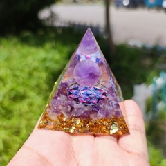 Pirâmide de orgonite geradora de energia - peça decorativa e de meditação na internet