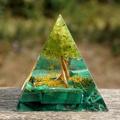 Pirâmide de orgonite geradora de energia - peça decorativa e de meditação na internet
