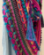 AURORA VIBRANTE - Xale em crochê artesanal em tons de pínk, laranja, azul, verde e rosa