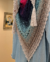 NOITE BOÊMIA - Xale em crochê artesanal em tons pink, violeta, azul e bege - Mimos da Chris | Toalhas Exclusivas com Barrado em Macramé
