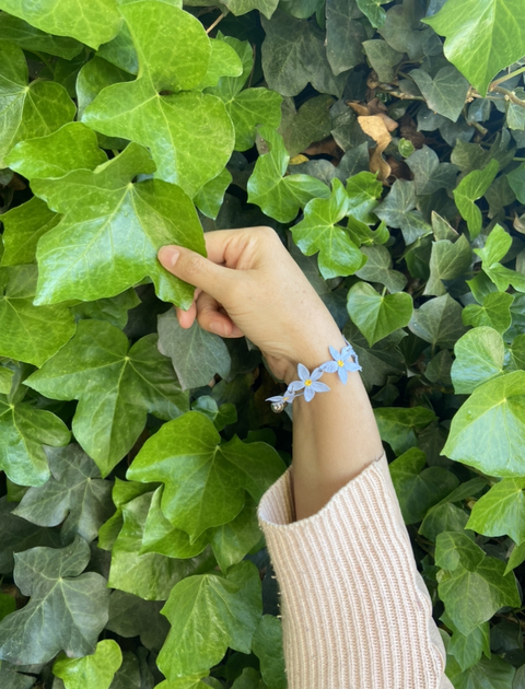 Pulsera flores azulinas