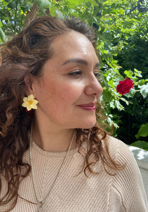 Aros Narcisos con tope de plata 925