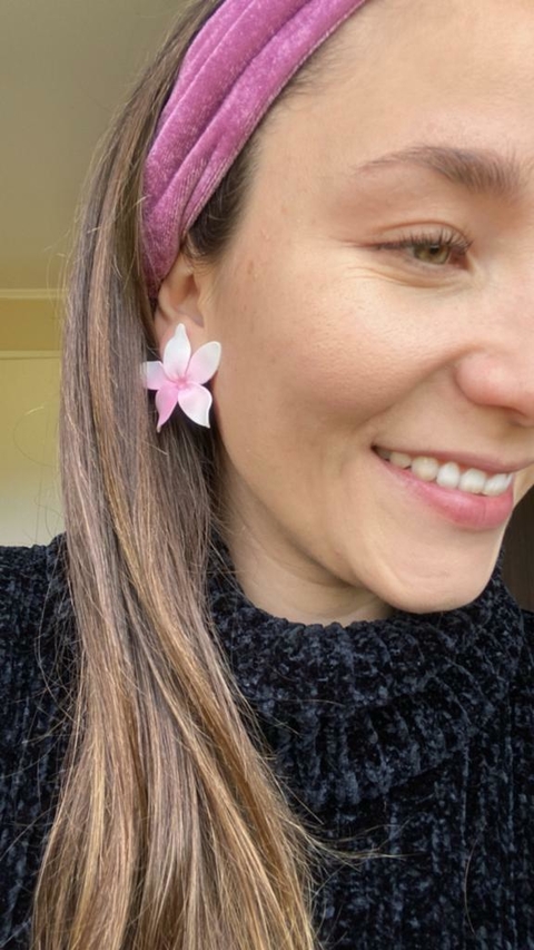 Aros Jazmín hélice rosa y blanco tope de plata 925