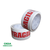 Cinta de embalaje frágil de color blanco con letras rojas, presentada en 48 mm x 50 mts.