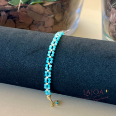 Pulseira delicada de água marinha, destacando as pedras naturais em tons de azul 