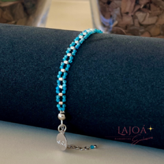 Pulseira delicada de quartzo azul com detalhes prateados,