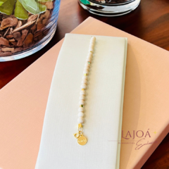 Pulseira de calcita com detalhes em ouro.