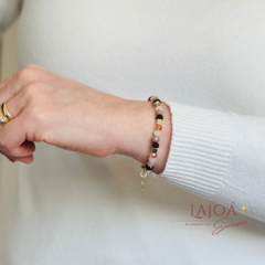 Pulseira exclusiva Lajoá Semijoias e Acessórios, feita com cristais coloridos e entremeios banhados a ouro 18K.