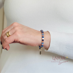 Pulseira exclusiva Lajoá Semijoias e Acessórios, feita com cristais coloridos e entremeios banhados a ouro 18K.