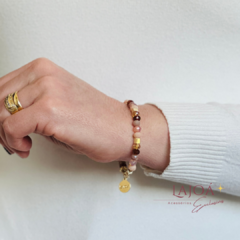 Pulseira exclusiva Lajoá Semijoias e Acessórios, feita com cristais coloridos e entremeios banhados a ouro 18K.