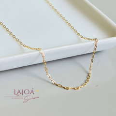 Corrente com elos Cartier banhada a ouro 18K, medindo 44 cm de comprimento mais extensora de 3 cm.