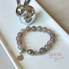 Pulseira em Pedra Natural Ágata com entremeios banhados e fecho imã da Lajoá Semijóias e Acessórios é a escolha perfeita para quem ama um toque de sofisticação! 