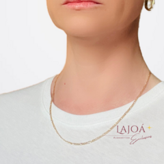 Corrente Elos Banhada a Ouro 18K é a escolha perfeita para quem busca elegância e versatilidade! Com 51 cm de comprimento, essa corrente é ideal para ser usada sozinha ou em combinação com outros colares.
