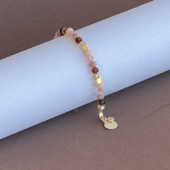 Pulseira exclusiva Lajoá Semijoias e Acessórios, feita com cristais coloridos e entremeios banhados a ouro 18K.