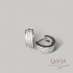Brinco meia argola com zircônia em banho de ródio, oferecendo um design elegante e brilhante.