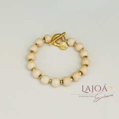 Pulseira de pedra calcita opaca com detalhes banhados a ouro, ideal para uso diário.