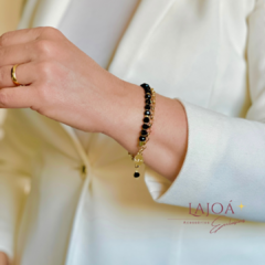 Pulseira Cristal Hematitas e Corrente Banhada a Ouro 18K da Lajoá Semijóias e Acessórios vai transformar o seu visual.