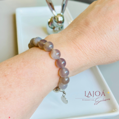 Pulseira em Pedra Natural Ágata com entremeios banhados e fecho imã da Lajoá Semijóias e Acessórios é a escolha perfeita para quem ama um toque de sofisticação! 