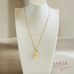 Colar de corrente fina banhada a ouro com pingente de citrino.