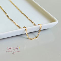 Corrente Elos Banhada a Ouro 18K é a escolha perfeita para quem busca elegância e versatilidade! Com 51 cm de comprimento, essa corrente é ideal para ser usada sozinha ou em combinação com outros colares.