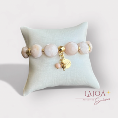 Pulseira de cristal com moedas facetadas em tons de bege, destacando detalhes dourados.