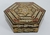 Caixa marroquina octagonal de madeira ricamente marchetada com madeiras diversas, madrepérola e osso. - online store