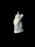 Royal Copenhagen, Dinamarca, gato sentado de porcelana nas cores cinza e branco. Medidas 8 x 4 x 3 cm. na internet