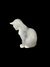 Royal Copenhagen, Dinamarca, gato sentado de porcelana olhando para baixo. Medidas 8 x 4 x 6 cm. - A2 Artes | Antiguidades