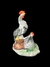 Real, raro e colecionável grupo escultórico de porcelana policromada retratando casal de galos. Medidas 17 x 14 x 10 cm. - A2 Artes | Antiguidades