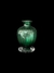 Baccarat, lindo vaso de cristal verde esmeralda com formato bojudo e base circular. Assinado e chancelado na base. Medidas 12,5 x 7 cm.
