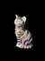 Royal Crown Derby, Inglaterra, gato de porcelana policromada tendo o lilás como cor predominante. Medidas 14 x 7,5 x 5 cm. - A2 Artes | Antiguidades