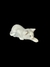 Royal Copenhagen, Dinamarca, gato de porcelana com uma das patas esticada. Medidas 3 x 8,5 x 3,5 cm.