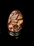 Imagem do Netsuke, raro par de madeira em formato ovóide ricamente entalhado representando equinos e caprinos sobre base de madeira