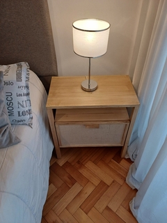 Mesa de luz Malibu con hueco en internet